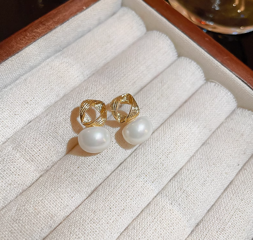 PLEATED IRREGULAR PEARL EARRINGS