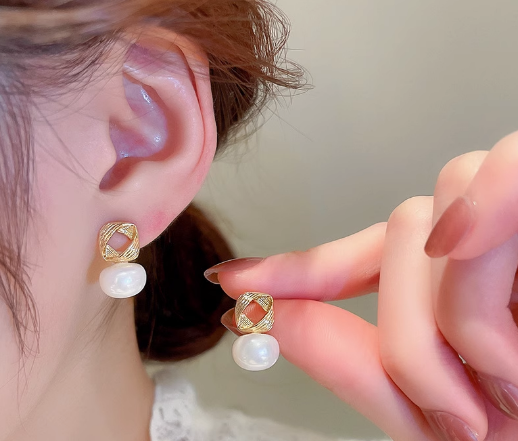 PLEATED IRREGULAR PEARL EARRINGS